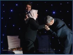 Arınç Okul Yapımı İçin 1 Milyon Lira Yardım Yapan Melek Annenin Elini Öptü