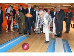 Vali Ve Yaşlıların Bowling Keyfi