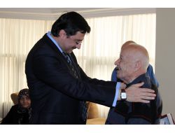 Yaşlılar Birlikte Pasta Kesti