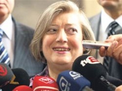 Tek rolüm el kaldırmak!