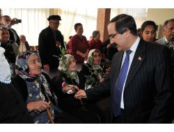 Vali Coş, Huzurevinde Kalan Yaşlıları Ziyaret Etti