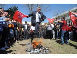 Rektör Kibar, Türk Bayrağıyla Nevruz Ateşinden Atladı