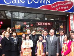 Down Cafe, Ak Partilileri Ağırladı
