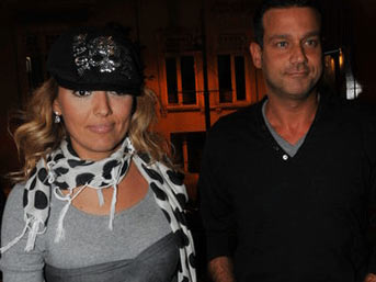 DEMET AKALIN DAVETİYELERİ KULÜPTE DAĞITIYOR