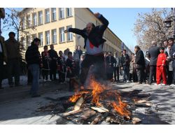 Kars’ta Protokol Üyeleri, Nevruz Ateşinden Atladı