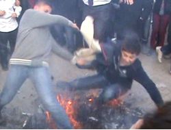 Nevruz Ateşinin Üzerinden Atlayan İki Öğrenci Havada Çarpışıp Ateşin İçine Düştü