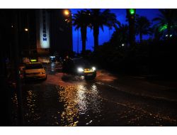 İZMİR'DE ŞİDDETLİ YAĞIŞ