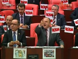 Meclis'te bayraklı protesto