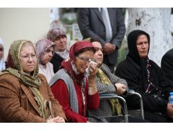 Şehitliği Ziyaret Eden Yaşlılar Gözyaşların Tutamadı