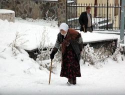 Kars'ta Kar Yağışı Hava Ulaşımını Aksattı