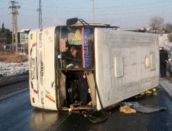 Servis Otobüsü Buzlu Yolda Devrildi: 7 Yaralı