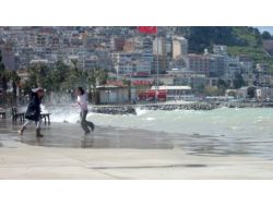 Kuşadası'nda Lodos Fırtınası Etkili Oluyor