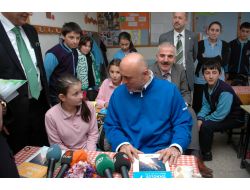 Köy Okulunu Gezen Hikmet Karaman, Üniforması Yırtık Öğrenciyi Görünce Duygulandı