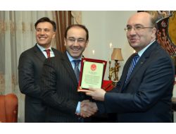 Büyükelçi Samsar Hayırsever İşadamlarına Plaket Verdi