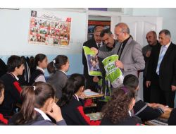 Vali Yurdakul, İş Adamlarının Desteği İle Okulda Kırtasiye Malzemesi Dağıttı
