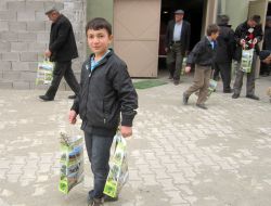 Eflani'de Cuma Namazı Çıkışı Vatandaşlara Çam Fidanı Dağıtıldı