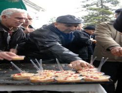 Hacılar İçin Dağıtılan Aşure De İzdiham Oldu