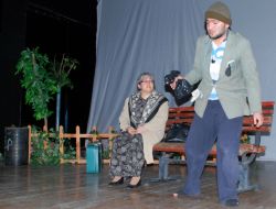 'Tut Elimden' Adlı Tiyatro Oyunu Beğeniyle İzlendi