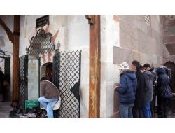 Ygs Öncesi Öğrenciler Hacı Bayram Veli Türbesi'ne Akın Etti