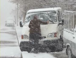 Erzincan'da Kar Şehri Beyaza Bürüdü