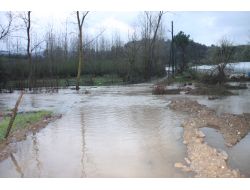 Derenin Yükselmesiyle Köprü Su Altında Kaldı; Kadınlar Sudan Geçmeye Kalktı