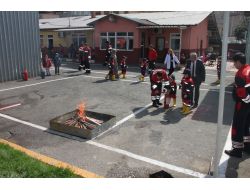 İtfaiyeci Kıyafeti Giyen Minikler Yangın Söndürme Tatbikatı Yaptı