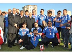 Milletvekili Tamer, Derneklerarası Futbol Turnuvası'nın Kupasını Verdi