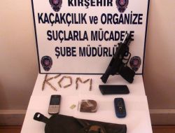 Alman Plakalı Araçta Silah ve Uyuşturucu