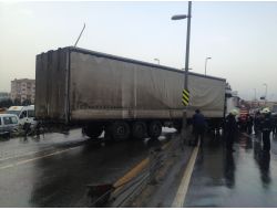 Metrobüs Yoluna Giren Tır Trafiği Kilitledi