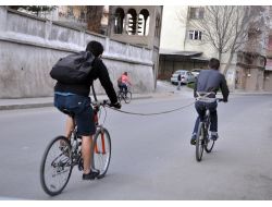 Arkadaşının Bisikleti Bozulunca Beline İp Sarıp 10 Kilometre Çekti