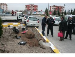 Otomobil, Trafik Işığını Devirdi