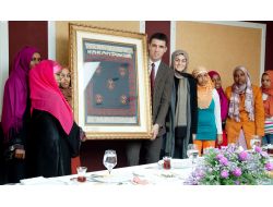 Somalili Kızlar, Hakan Şükür'e Teşekkür İçin Halı Dokudu