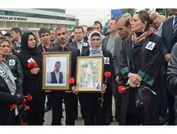 Adliye Önünde Öldürülen 5 Kişi Karanfillerle Anıldı