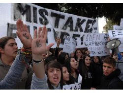 Binlerce Rum Öğrenci, Güney Kıbrıs'ta Yaşananları Protesto Etti