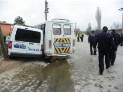 Polis Aracıyla Öğrenci Servisi Çarpıştı: 4 Yaralı