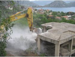 Kaçak Gerekçesi İle Yıkılan 2 Bina Köylüyü Tedirgin Etti