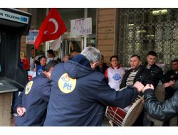 Ptt Çalışanları İş Bıraktı, Kurum Önünde Halay Çekti