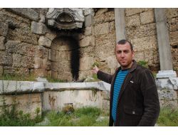 Akşamcıların Antik Kentte Mangal Keyfi 1800 Yıllık Tarihi Sütunları Kararttı