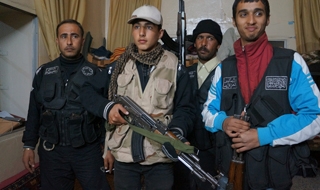 Esed askerlerine karşı savaşıyorlar