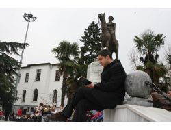 Atatürk Anıtı Önünde Kitap Okudular