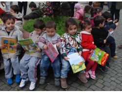Rize Sosyal Bilimler Lisesi Öğrencileri Şehir Meydanında Kitap Okudu
