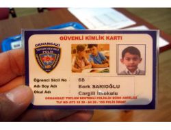 Polisten Öğrencilere Güvenli Kimlik Kartı