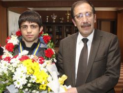 Bulutlar, Şampiyon Güreşçi Gör'ü Altınla Ödüllendirdi