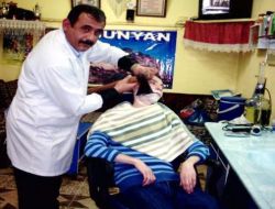 Marifetli Berber, Baltayla Bile Sakal Tıraşı Yapıyor!.