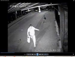 Çaldıkları Eşyaları Taşırken Görüntülendiler