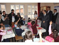 Öğrencilere Kitap Dağıtan Vali Coş’tan Bin 500 Yeni Derslik Müjdesi