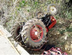 Baston Direksiyona Takılınca Traktör Şarampole Devrildi: 1 Ölü, 2 Yaralı