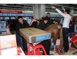 Mağaza Açılışı Öncesi Geceden Sıraya Girdiler