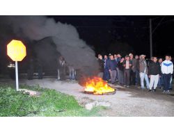 Hemzemin Geçit Kapatılınca Köylüler Tren Yolunu İşgal Etti