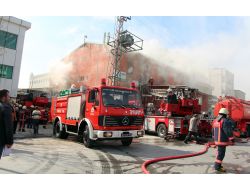 Fabrika Yangınında 3 Kişi Dumandan Etkilendi